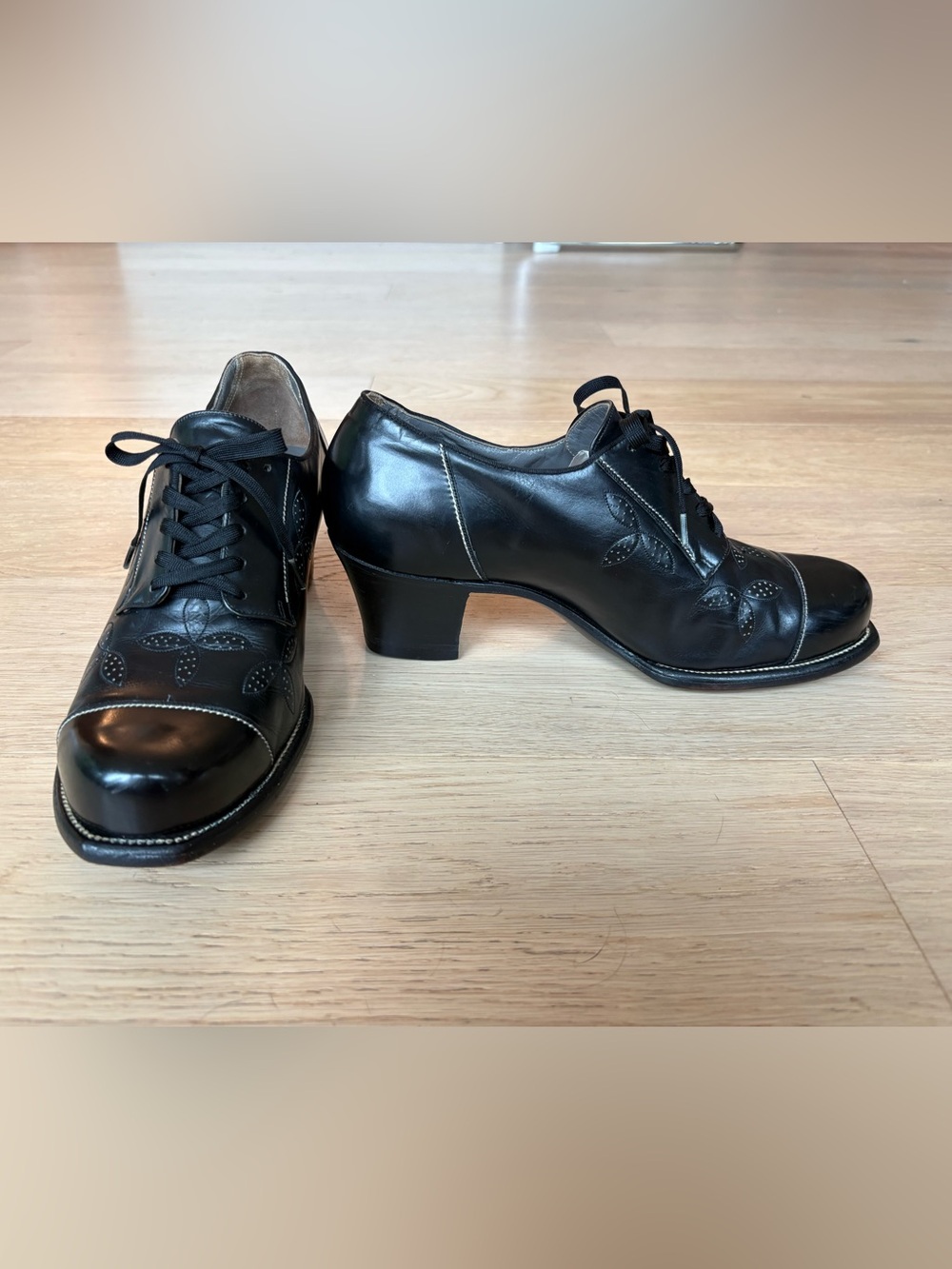 1940s 1950s Black Leather Heeled Oxfords Shoes Size 7.5 B Supple Leather